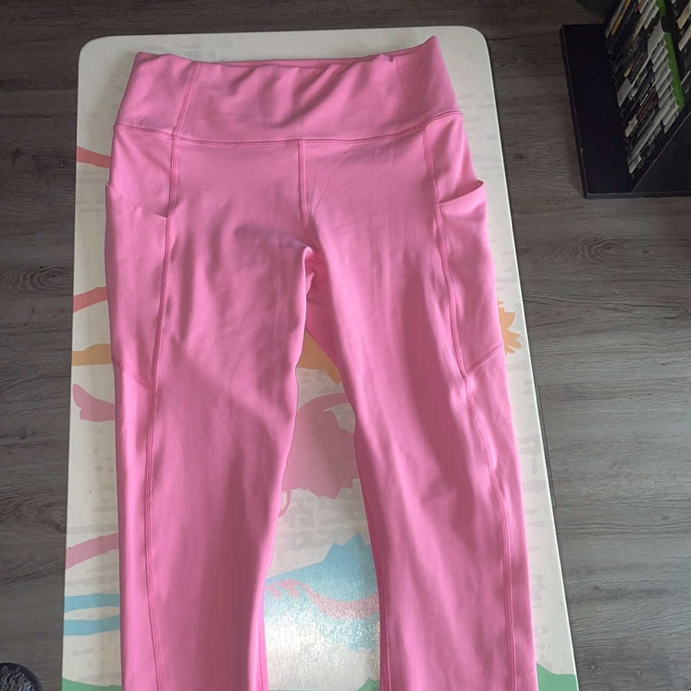 Pink workout leggings.